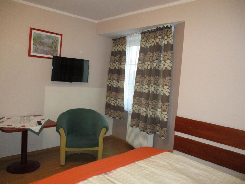 Hotel Pod Platanami Trzebnica Exterior photo