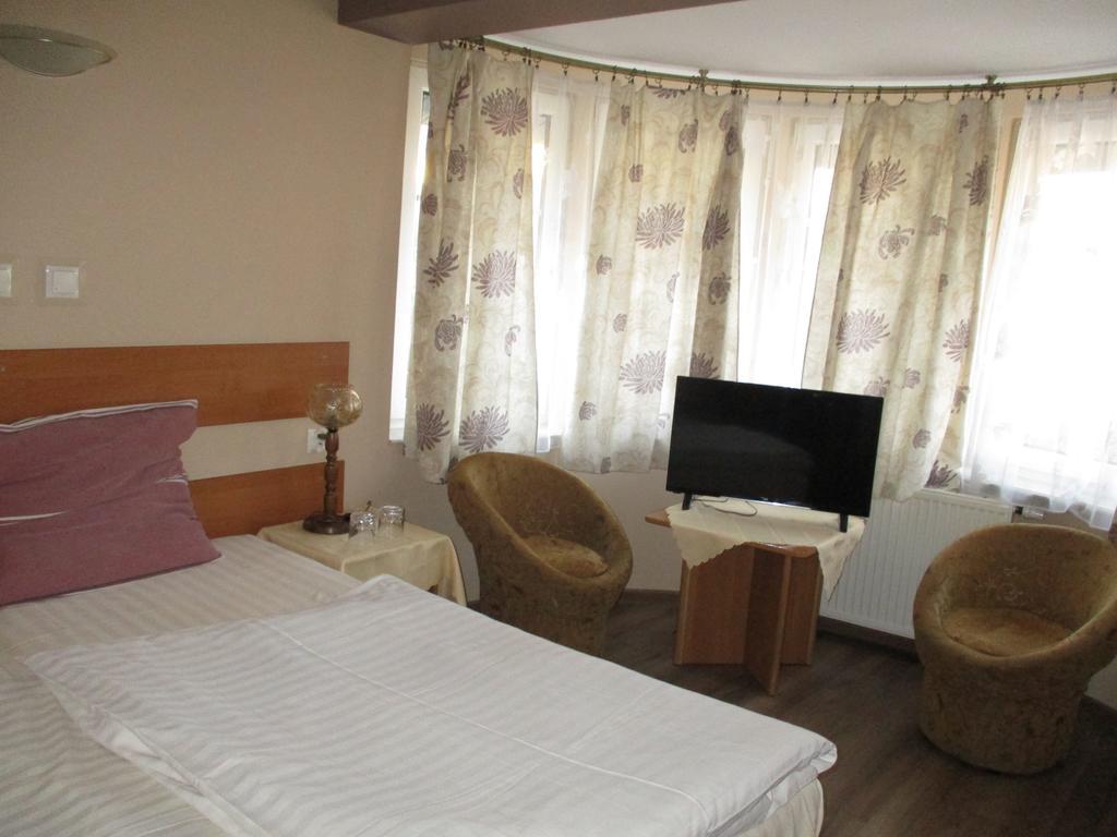 Hotel Pod Platanami Trzebnica Exterior photo